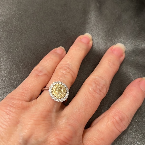 1.09ct yellow diamond solitaire with yellow and white diamond halo ring - Picture 6 of 13